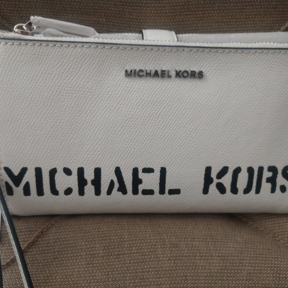 **NWT** Micheal Kors wristlet
